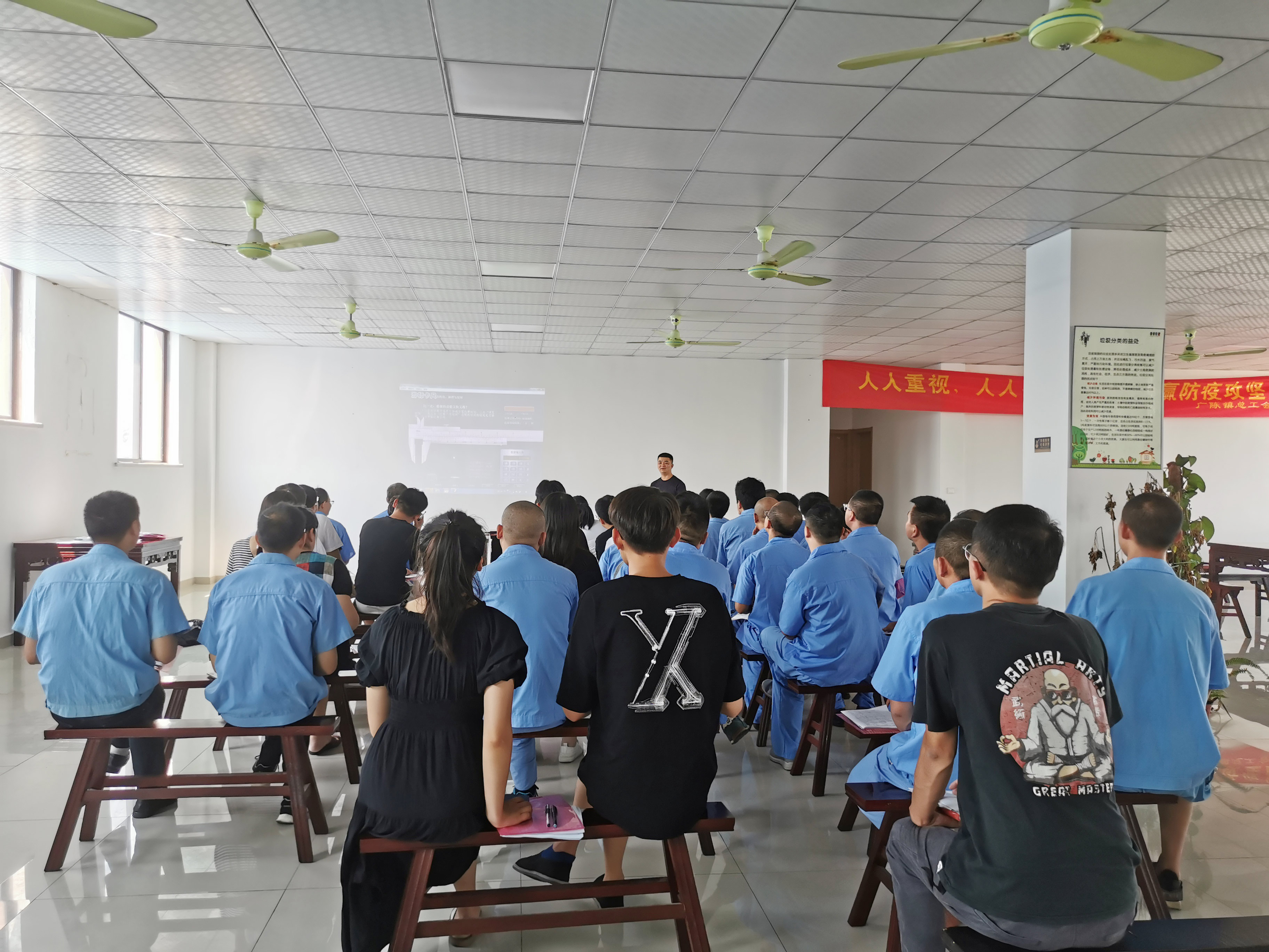 新发现组织员工参加中级钳工知识培训，新知识get！